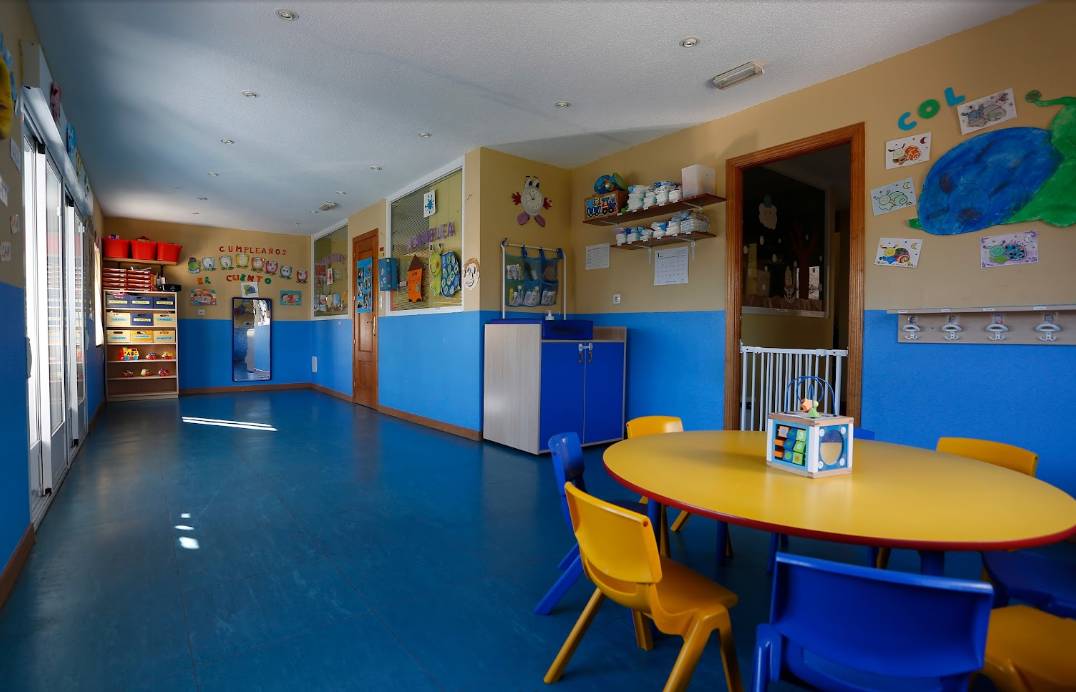Aula infantil con mesas y sillas