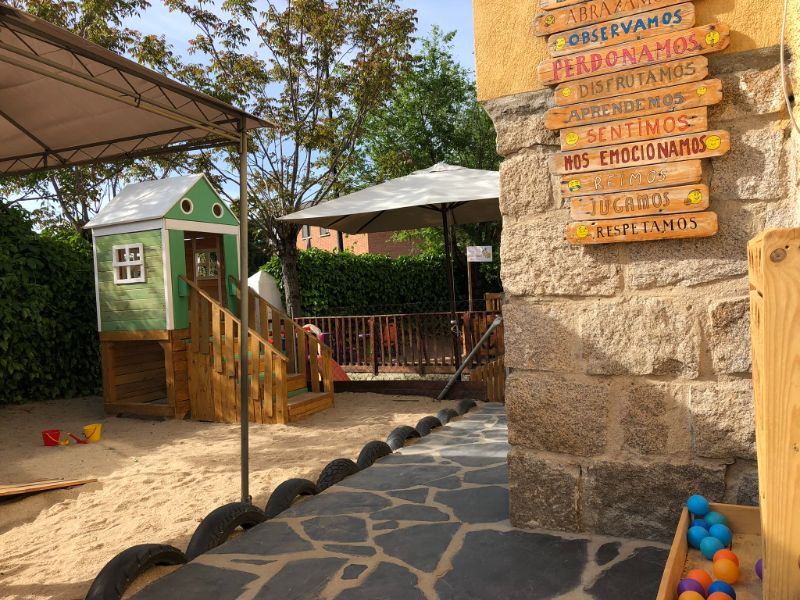 Patio exterior y casita de juegos